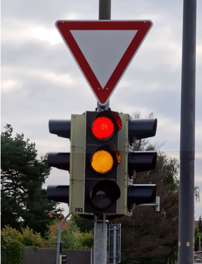 Ampel zeigt Gelb-Rot