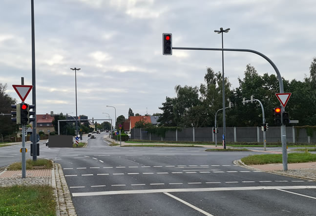 Aufrgund des Blickwinkels sieht die Ampel gelb aus und nicht rot